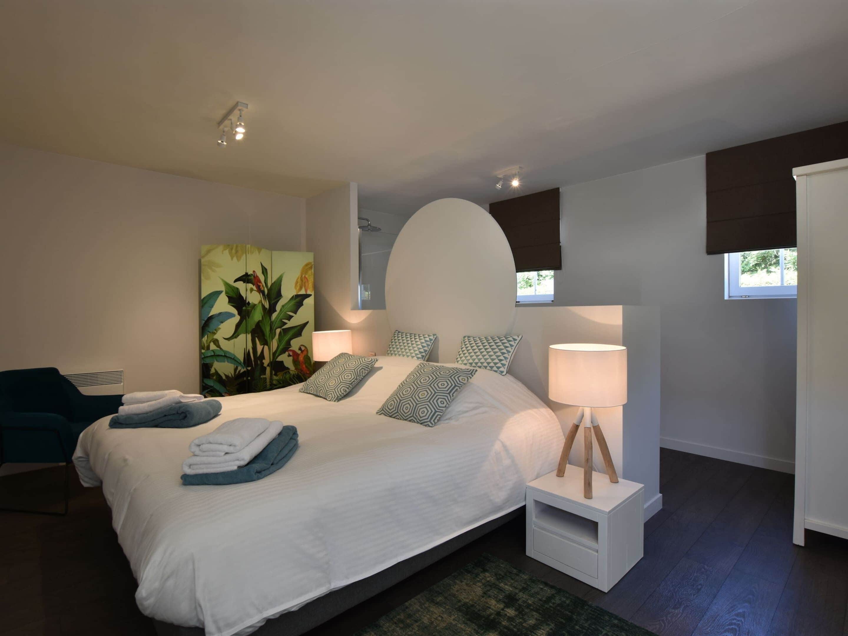 7 bedrooms, individually furnished, iron/ironing board, bed sheets