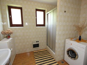 Apartment | Badezimmer | Dusche, Handtücher