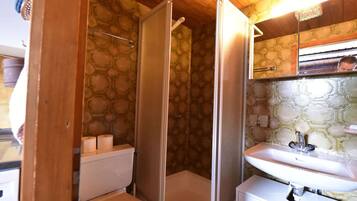 Apartment | Bathroom | Shower, towels