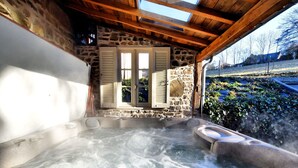Outdoor spa tub - Delightful Holiday Home in Harre with Sauna, Hot Tub, Terrace (Manhay)