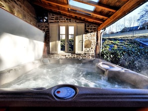 Outdoor spa tub