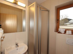 Apartment | Bathroom - Spacious Apartment in Uderns near Ski Area (Uderns)