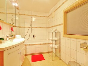 Apartment | Badezimmer | Badewanne, Haartrockner, Handtücher