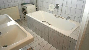 Baño | Tina y toallas