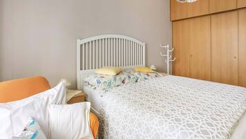 Căn hộ | 1 phòng ngủ, trang bị nội thất với thiết kế riêng biệt, bộ trải giường