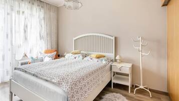 Căn hộ | 1 phòng ngủ, trang bị nội thất với thiết kế riêng biệt, bộ trải giường