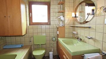 House | Bathroom | Combined shower/tub, towels