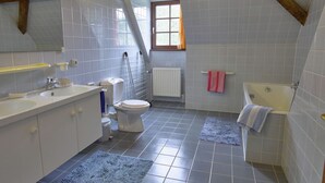 Bathtub - Charming Holiday Home in Soulme With Garden and Terrace (Doische)