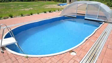 Casa | Piscina | Una piscina cubierta, una piscina al aire libre