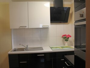 Private kitchen - Bungalow in Alt Bukow Near the Beach (Alt Bukow)