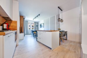 Apartment (26D) | Wohnbereich | Flachbildfernseher