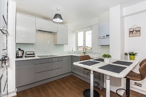 One Bedroom Apartment | Private kitchen | Fridge, microwave, oven, stovetop - Magnificent and centrally located flat (London)