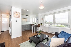 One Bedroom Apartment | Living room | Flat-screen TV, DVD player - Magnificent and centrally located flat (London)