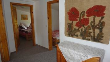 3 Schlafzimmer, Babybetten, Bettwäsche