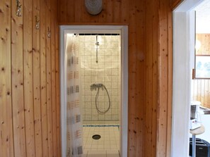 Appartement | Badkamer | Een douche, handdoeken