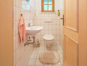 Bathtub, towels