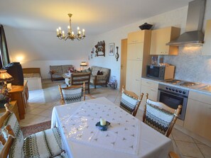 Dining - Striking Apartment in Buchet Germany near Lake (Buchet)