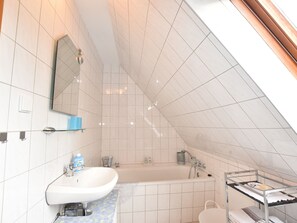 Apartment | Badezimmer | Badewanne, Haartrockner