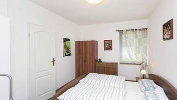 House | 1 bedroom, individually furnished, bed sheets