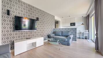 Estudio (15) | Espacio para trabajar con laptop y tabla de planchar con plancha