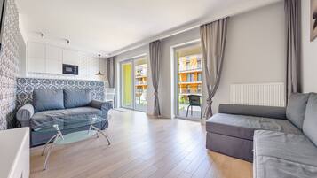 Estudio (15) | Espacio para trabajar con laptop y tabla de planchar con plancha