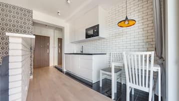 Estudio (15) | Cocina privada | Refrigerador, parrilla de estufa, cafetera y tetera y tetera eléctrica