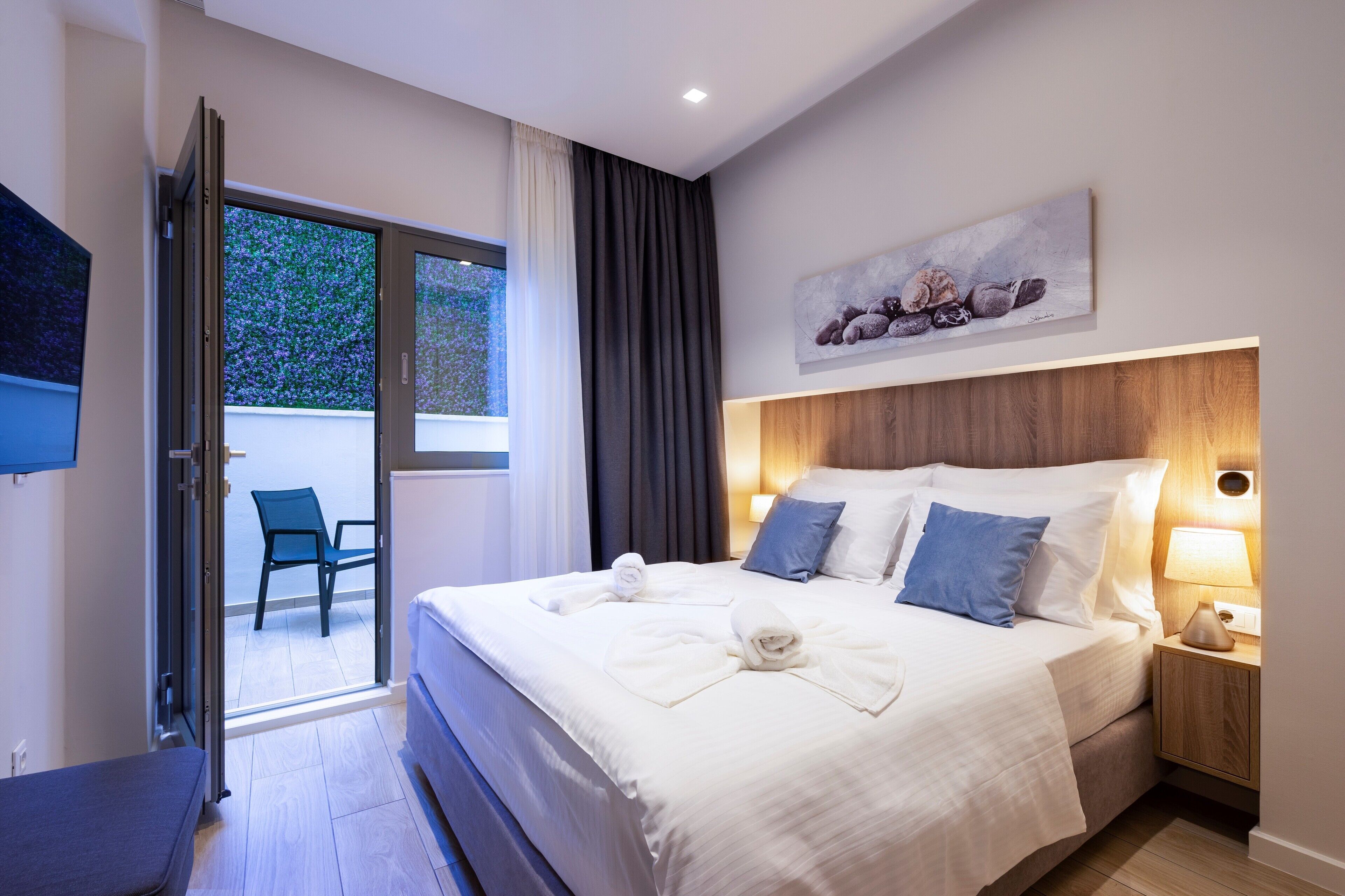 Deluxe Apartment (102) | Living area | 45-inch LED TV with satellite channels, TV