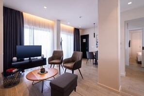 Penthouse, ban công | Phòng khách | TV LED 45-inch có truyền hình vệ tinh, TV 