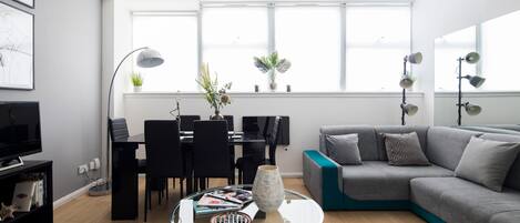 アパートメント | リビングルーム | 32 インチの薄型テレビ (ケーブル放送視聴可)、テレビ