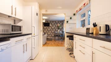 Refrigerador con freezer, microondas, horno, placa de cocina