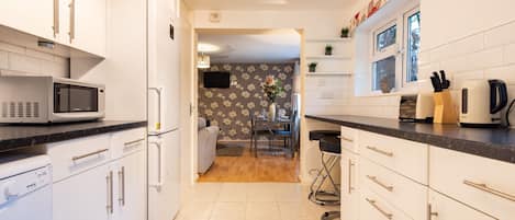 Appartamento | Cucina privata | Frigorifero con congelatore, microonde, forno, piano cottura