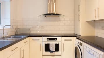 Refrigerador con freezer, microondas, horno, placa de cocina