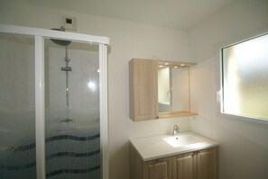Bathroom - Stylish Coastal Stay in Erquy (Erquy)