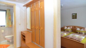House | 1 bedroom, individually furnished - Small Holiday Home with Large Garden near Czech Border (Sebnitz)