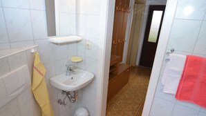 House | Bathroom - Small Holiday Home with Large Garden near Czech Border (Sebnitz)
