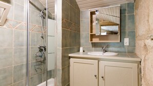 House | Bathroom | Shower - Luxurious Restored Building With Heated Swimming Pool, Terraces and Jacuzzi (Lacapelle-Marival)