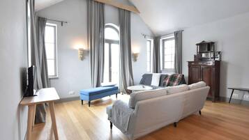 House | 6 bedrooms, individually furnished, bed sheets