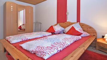 Apartment | 3 bedrooms, individually furnished, iron/ironing board