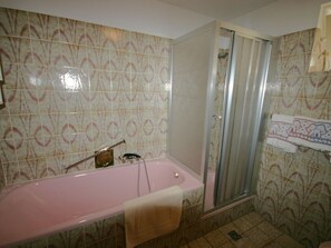 Apartment | Bathroom | Bathtub, towels