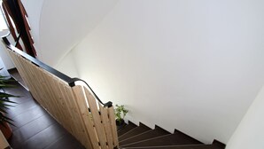 Un escalier avec des marches en bois foncé et une rampe en bois.