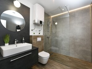 Villa | Badezimmer | Dusche, Haartrockner, Handtücher