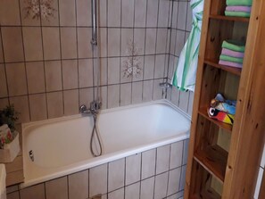Apartment | Bathroom - Cozy Apartment Near Ski Area in Itter (Itter)