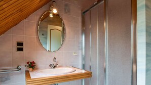 House | Bathroom | Combined shower/tub - Holiday Home in Ambon With Bar, Balcony, Terrace,garden, BBQ (Ambon)