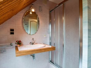 Bathroom - Holiday Home in Ambon With Bar, Balcony, Terrace,garden, BBQ (Ambon)