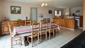 Dining - Holiday Home in Ambon With Bar, Balcony, Terrace,garden, BBQ (Ambon)