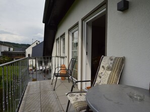 Apartment | Balcony - Well-Maintained Holiday Home on a Vineyard near Town Center (Kröv)