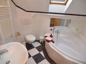 House | Bathroom | Bathtub, hair dryer, towels - Spacious Holiday Home in Frankenfelde With a Large Terrace and a Fantastic View (Wriezen)