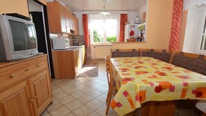 Huis | Privékeuken | Een koffiezetapparaat/waterkoker, een koelkast, een magnetron, een oven