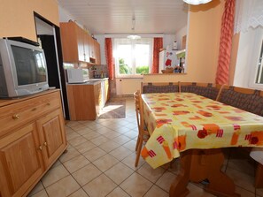 House | Private kitchen | Fridge, microwave, oven, dishwasher - Beautiful Holiday Home in Pocinovice With Private Garden (Pocinovice)