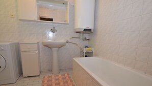 Huis | Badkamer | Een bad, handdoeken